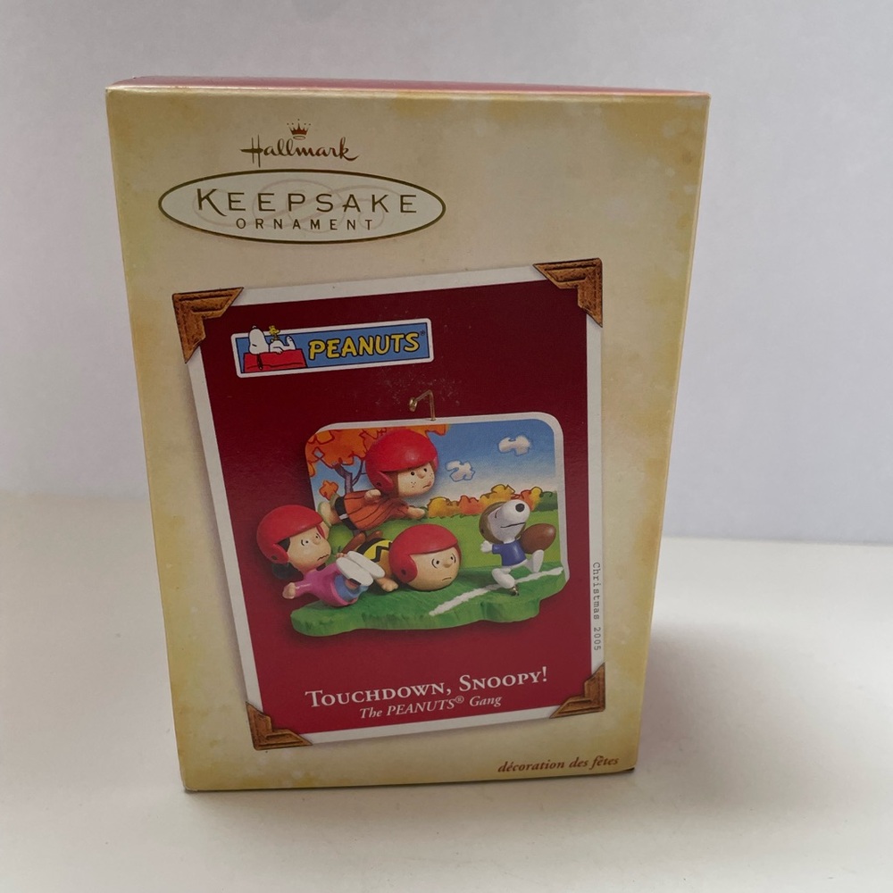 Hallmark Ornament Touchdown Snoopy, The Peanuts Gang series 2005 new in box